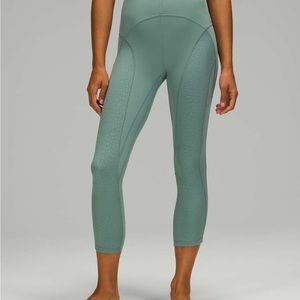 Lululemon NULU™ AND MESH MID-RISE YOGA CROP 23" sz4